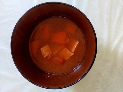 豆腐と人参の味噌汁